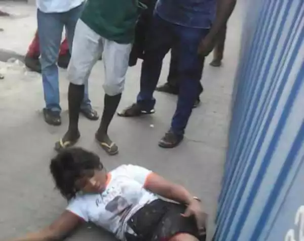 Update: Photos of the young lady writhing in pain under the container that fell on her legs (graphic)